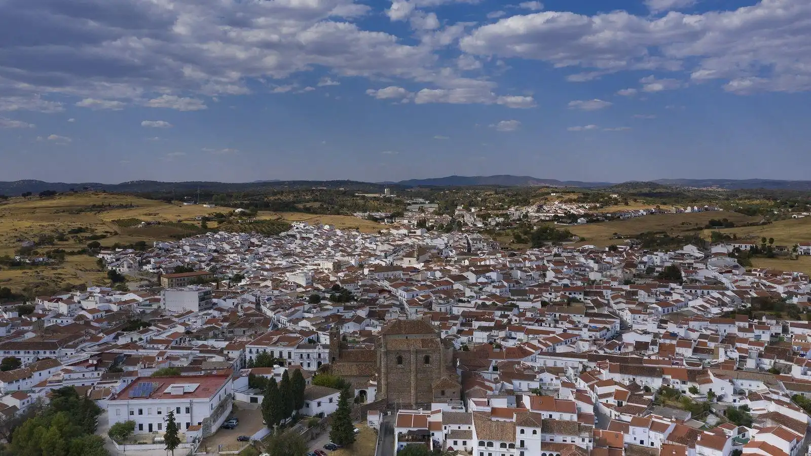 Vista exterior de Casa o xalet en venda en Cazalla de la Sierra amb Jardí privat, Traster i Piscina