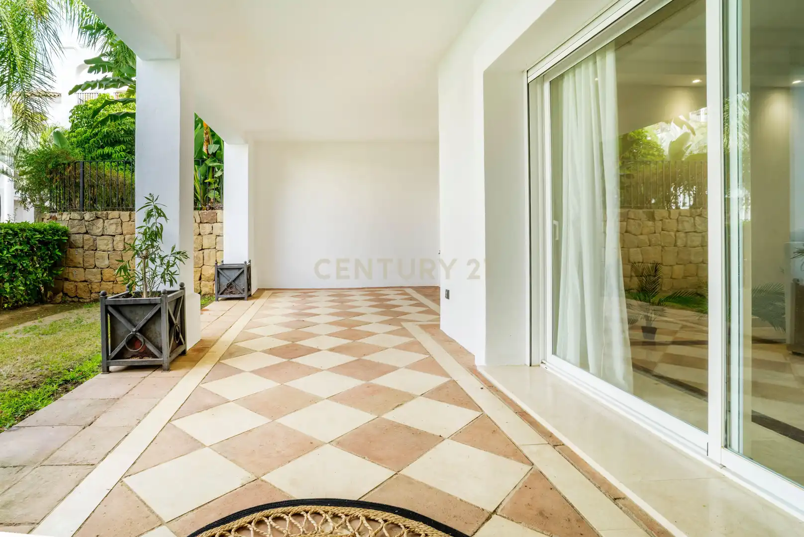 Terrasse von Wohnungen zum Verkauf in Marbella mit Klimaanlage, Privatgarten und Ofen