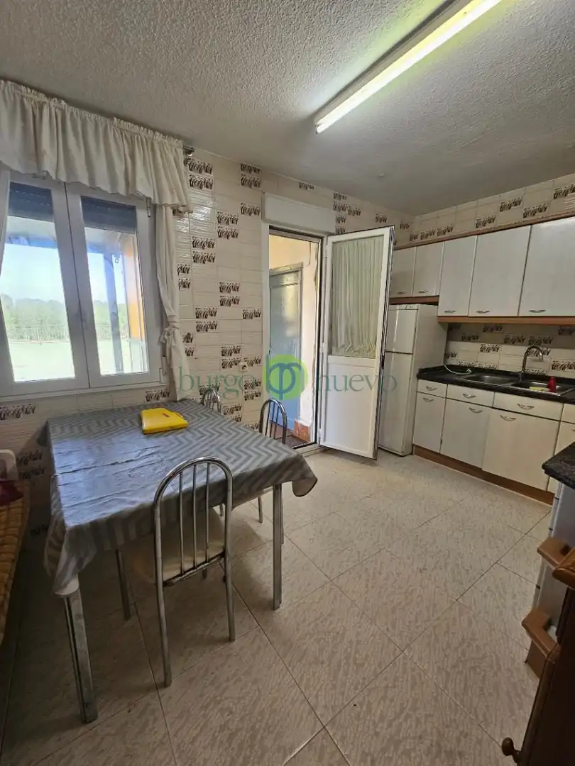Cuina de Casa o xalet en venda en Sariegos amb Calefacció, Terrassa i Balcó