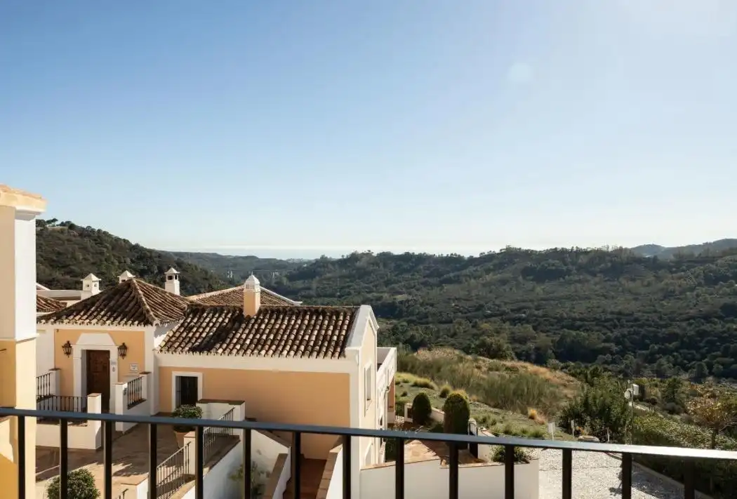 Vista exterior de Casa adosada en venta en Benahavís con Aire acondicionado, Jardín privado y Terraza