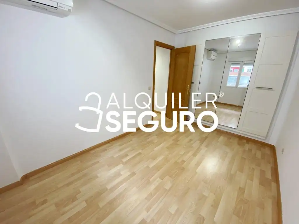 Bedroom of Flat for rent in Madrid  with Air Conditioner and Heating