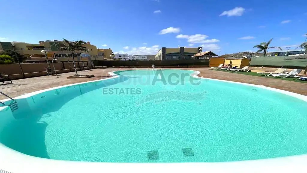 Piscina de Apartamento en venta en La Oliva