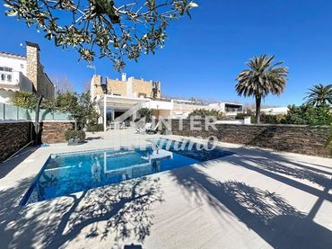Casa con piscina en venta en Llobregat 9