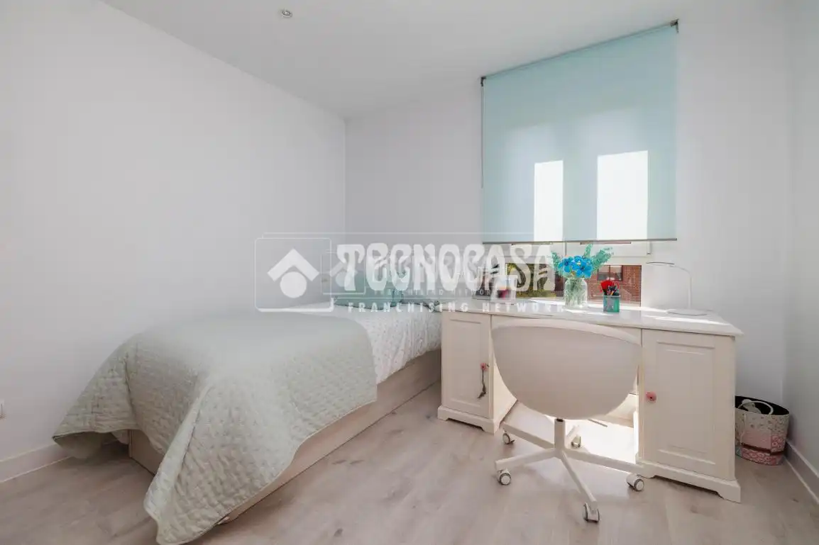 Habitación de Casa adosada en venta en Tres Cantos con Calefacción, Balcón y Piscina comunitaria