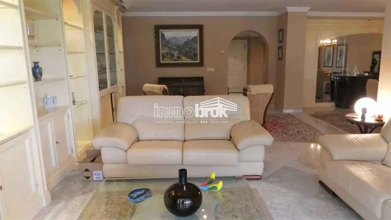 Wohnzimmer von Wohnung zur Miete in Marbella mit Klimaanlage, Terrasse und Schwimmbad