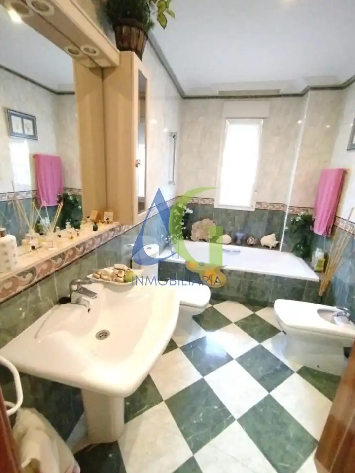 Bathroom of Houses for sale in Villaquilambre  with Heating and Private garden