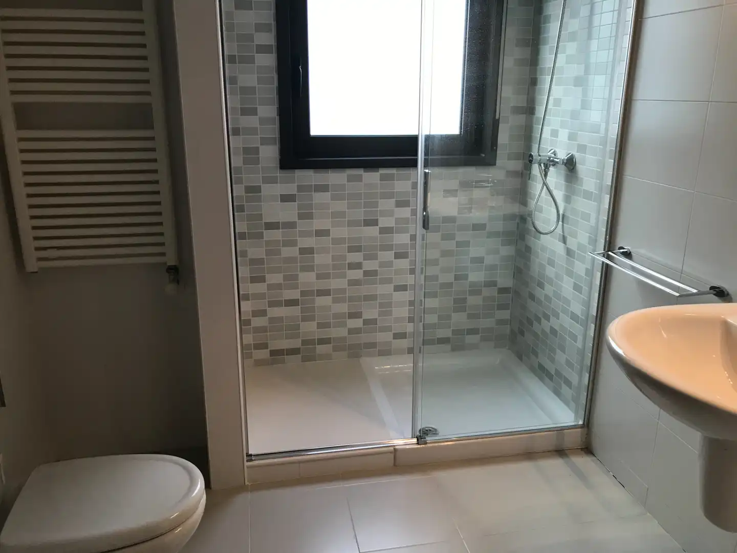 Baño de Piso de alquiler en Vigo  con Calefacción, Parquet y Trastero