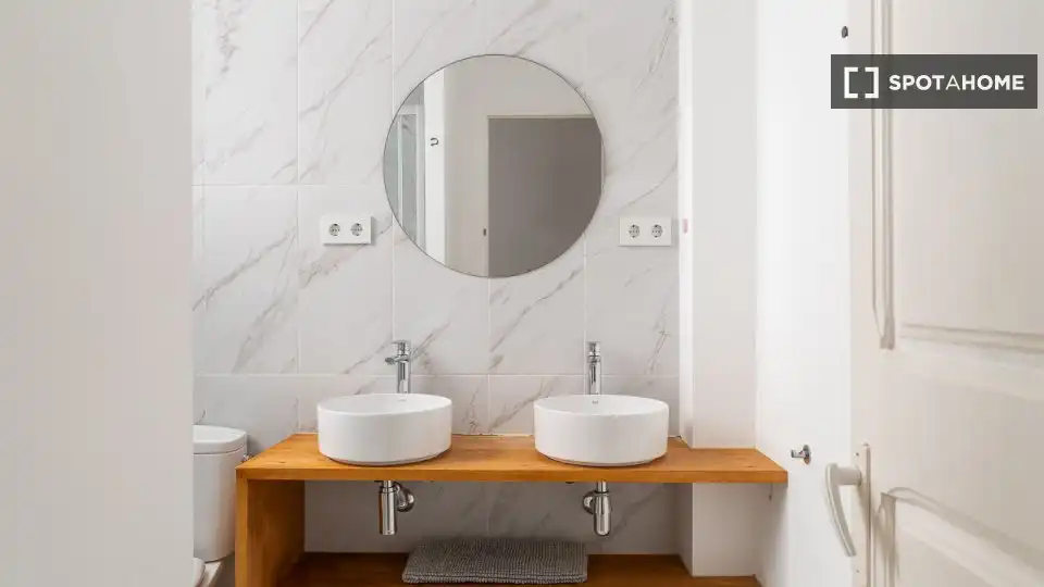 Bathroom of Flat for rent in Gràcia