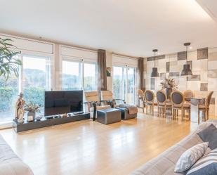 Living room of Single-family semi-detached for sale in Sant Cugat del Vallès  with Air Conditioner, Terrace and Swimming Pool