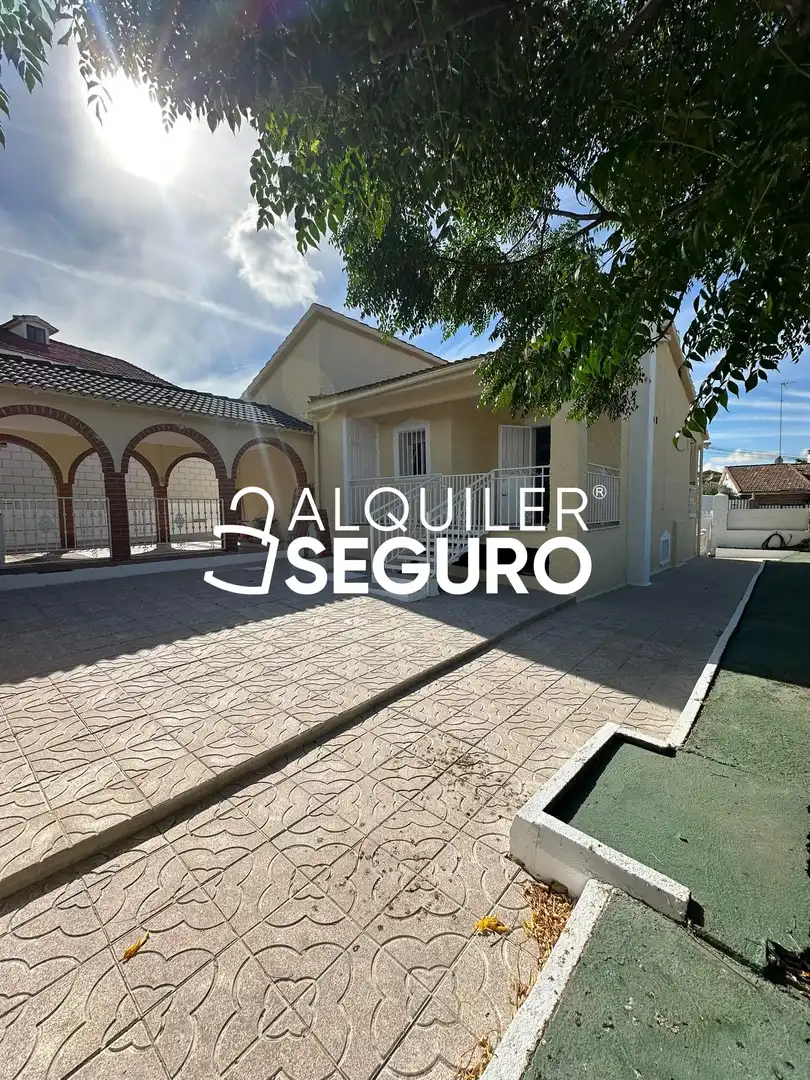 Exterior view of Houses for rent in Casarrubios del Monte  with Heating, Terrace and Storage room