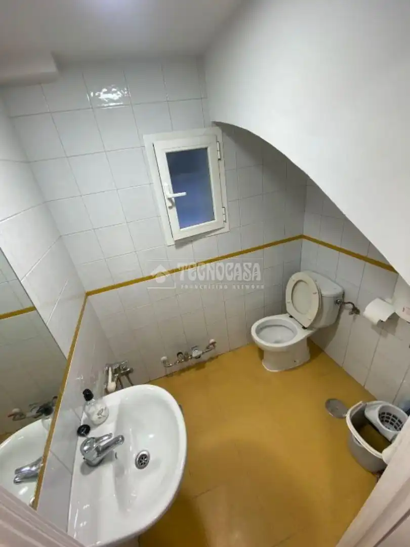 Baño de Local de alquiler en Madrid con Aire acondicionado y Calefacción