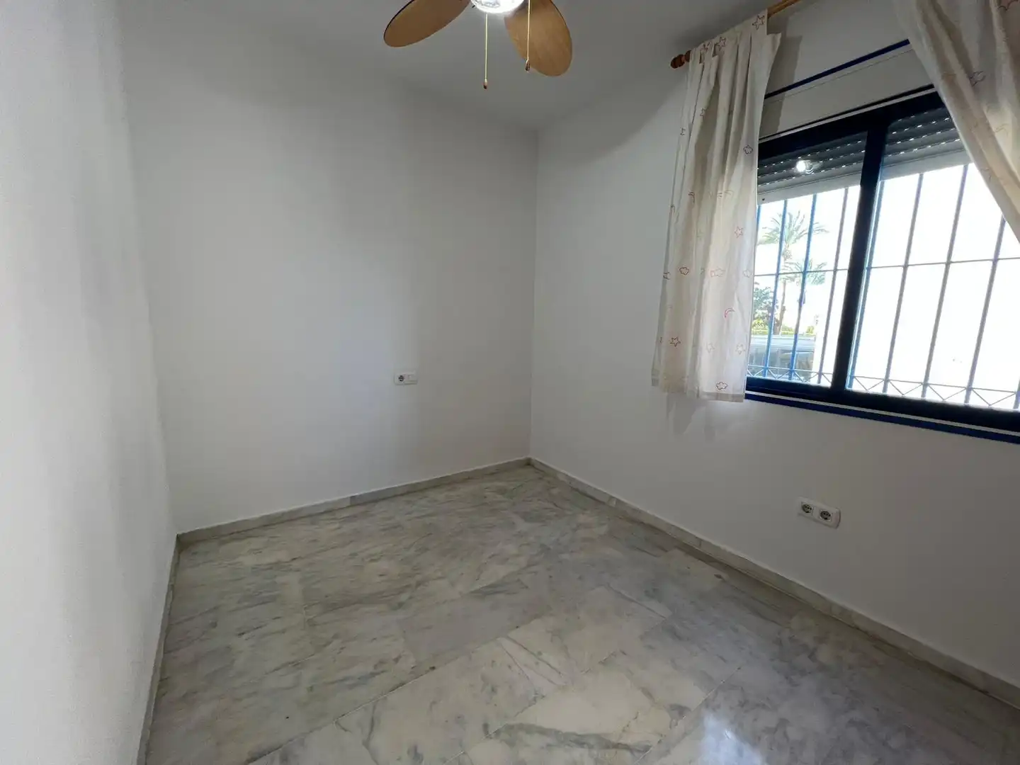 Dormitori de Apartament en venda en Estepona amb Terrassa, Piscina i Piscina comunitària