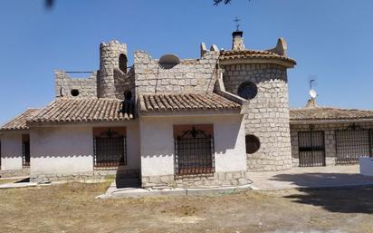 Vista exterior de Casa o xalet en venda en  Toledo Capital amb Calefacció, Jardí privat i Parquet