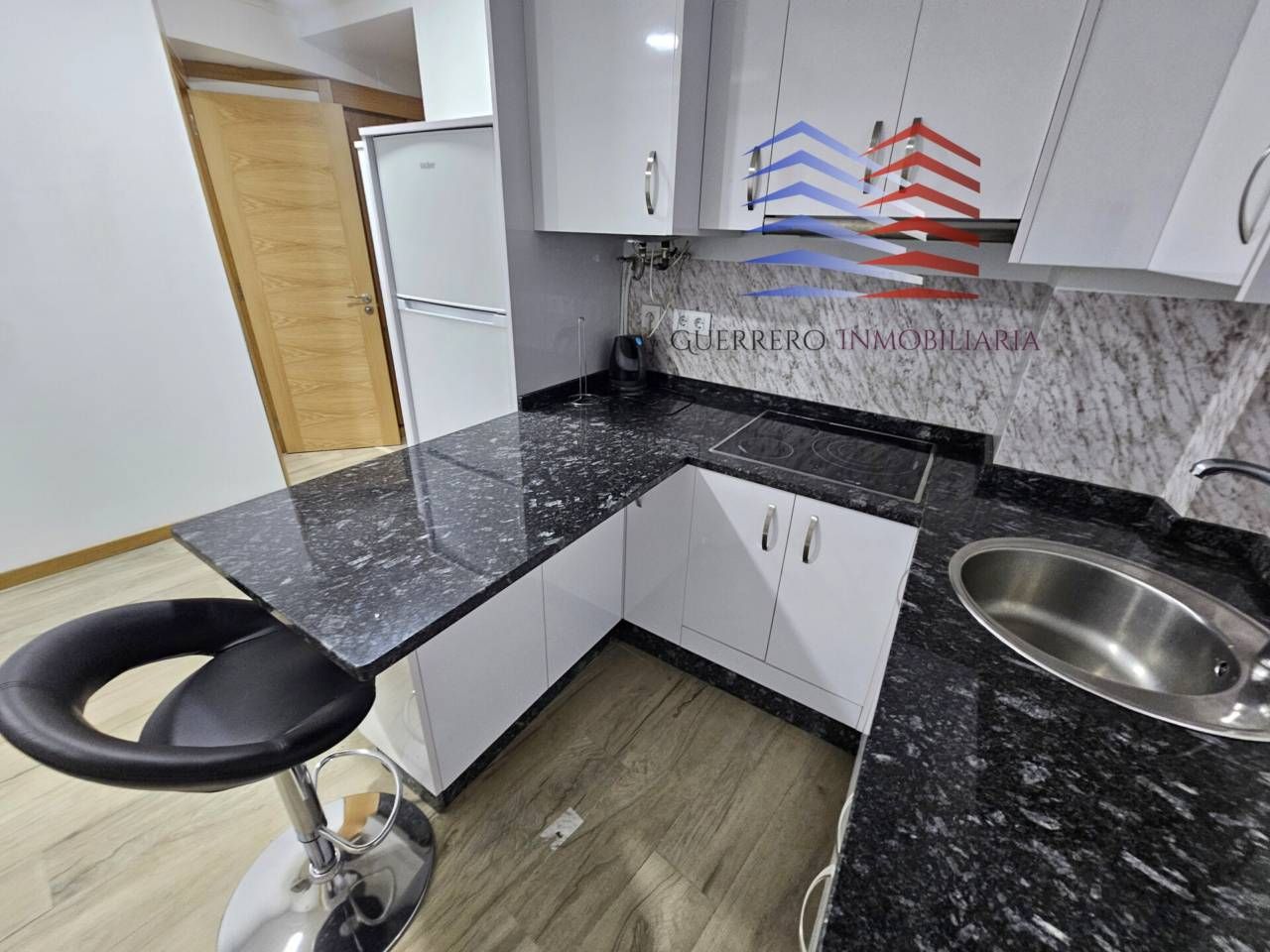 Cuina de Apartament de lloguer en Ourense Capital  amb Calefacció i Moblat