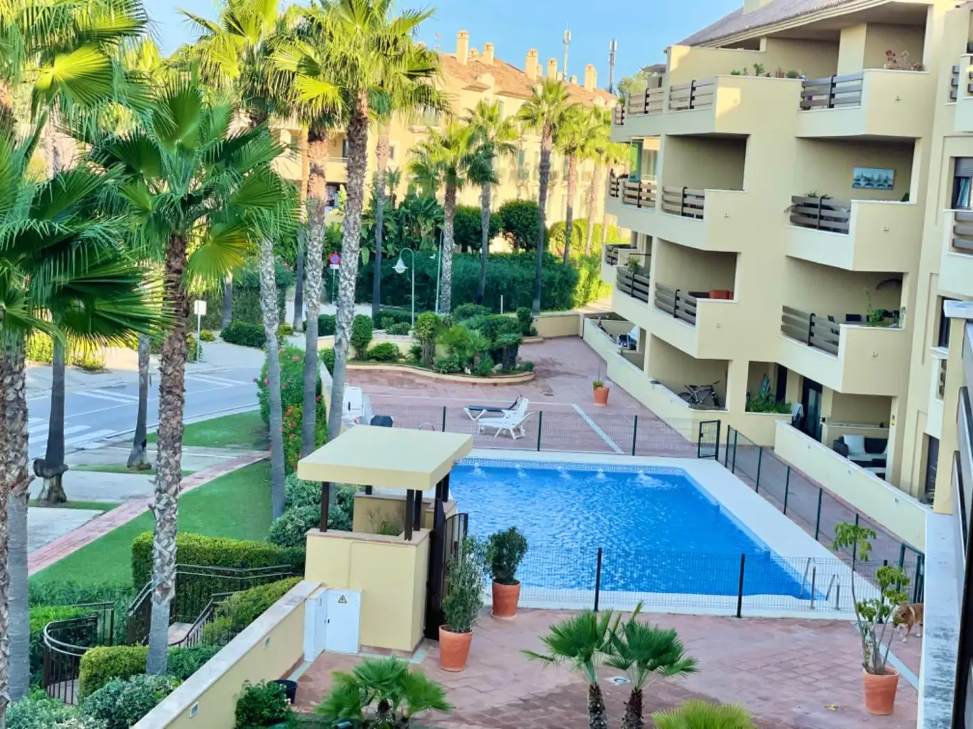 Außenansicht von Wohnung zur Miete in Sotogrande mit Klimaanlage, Terrasse und Möbliert