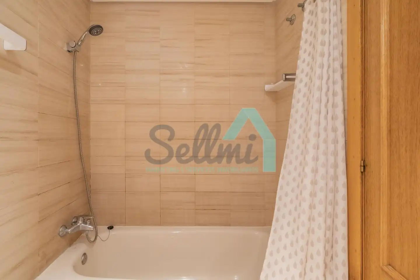 Baño de Piso de alquiler en Oviedo  con Calefacción, Parquet y Terraza
