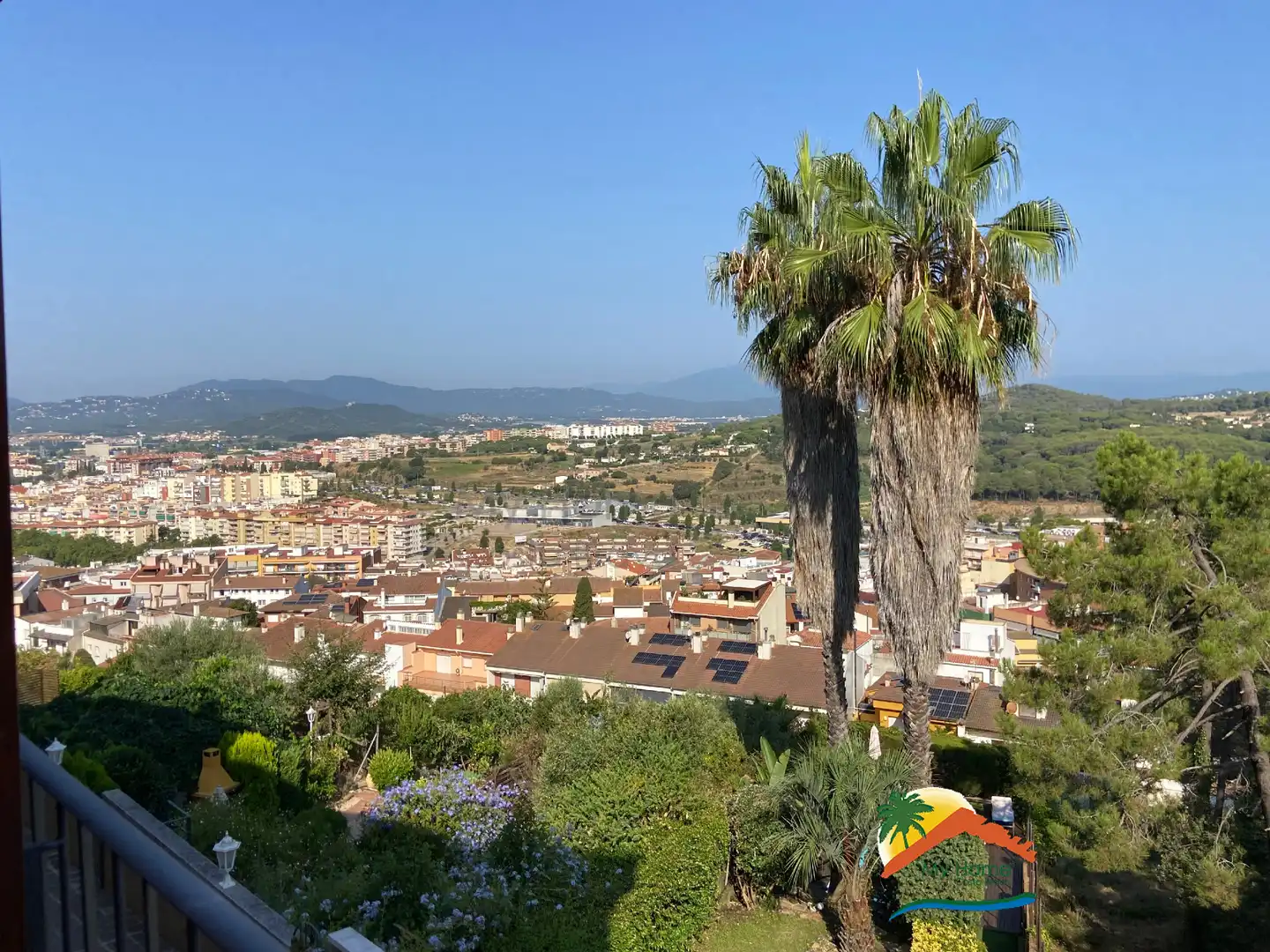 Vista exterior de Casa adosada en venda en Blanes amb Aire condicionat, Calefacció i Jardí privat