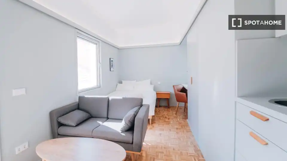 Bedroom of Flat for rent in Madrid  with Air Conditioner, Heating and Furnished