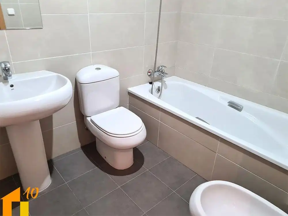 Baño de Piso de alquiler en Burgos con Calefacción y Trastero