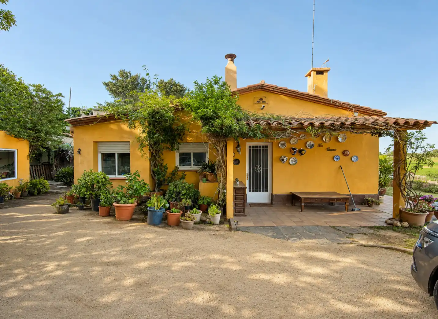 Vista exterior de Finca rústica en venda en Sant Andreu de Llavaneres amb Jardí privat