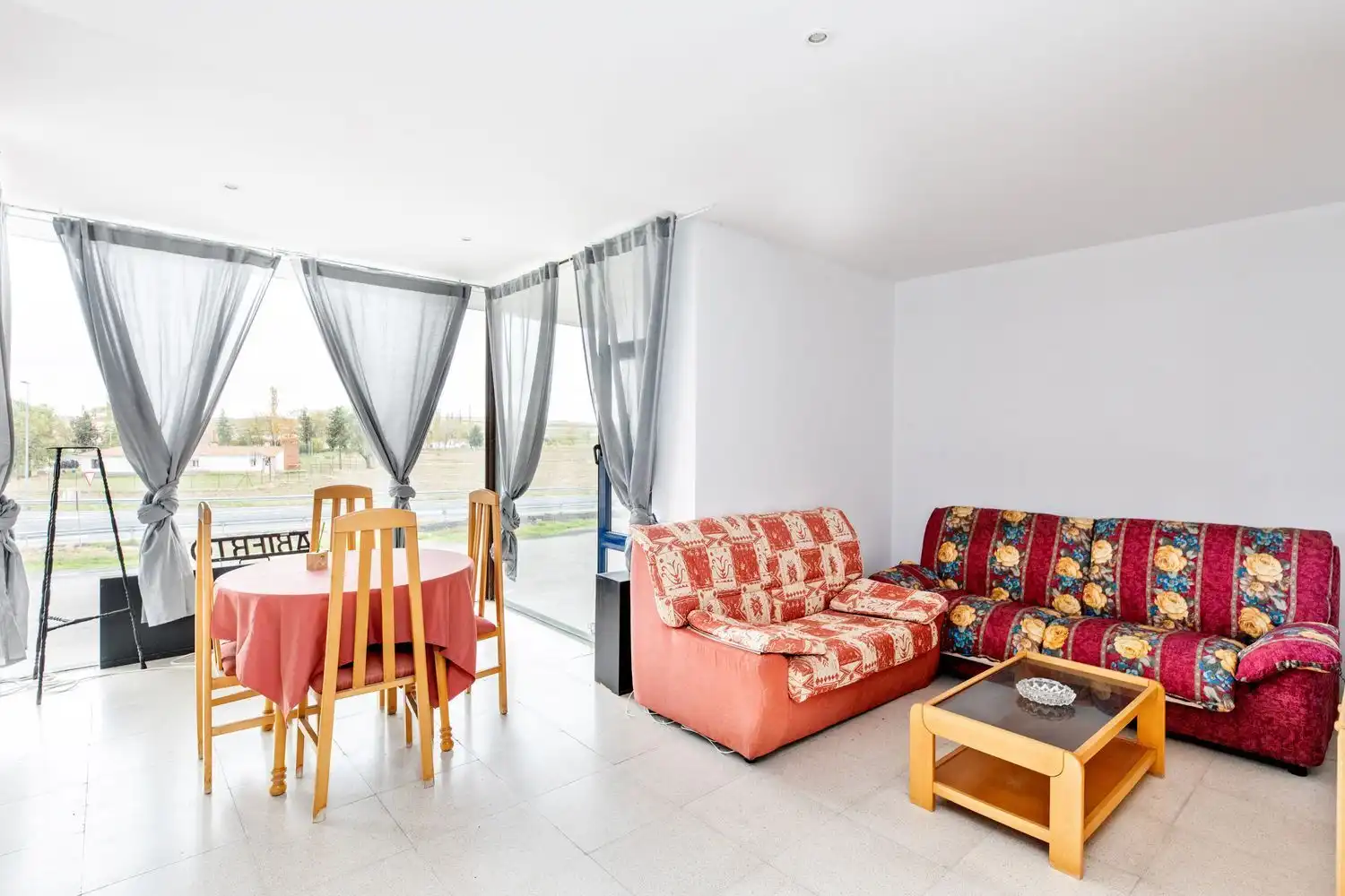 Sala de estar de Edificio en venta en Riocabado