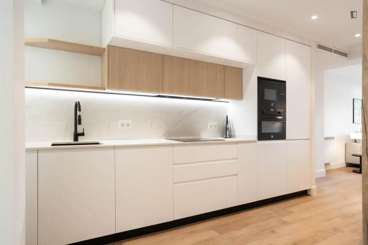 Cuina de Apartament de lloguer en Madrid amb Aire condicionat, Calefacció i Moblat