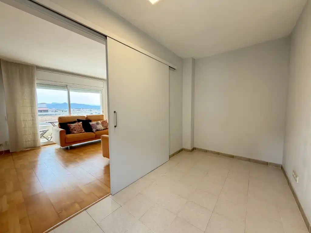 Schlafzimmer von Wohnung zur Miete in Girona mit Klimaanlage, Ofen und Balkon