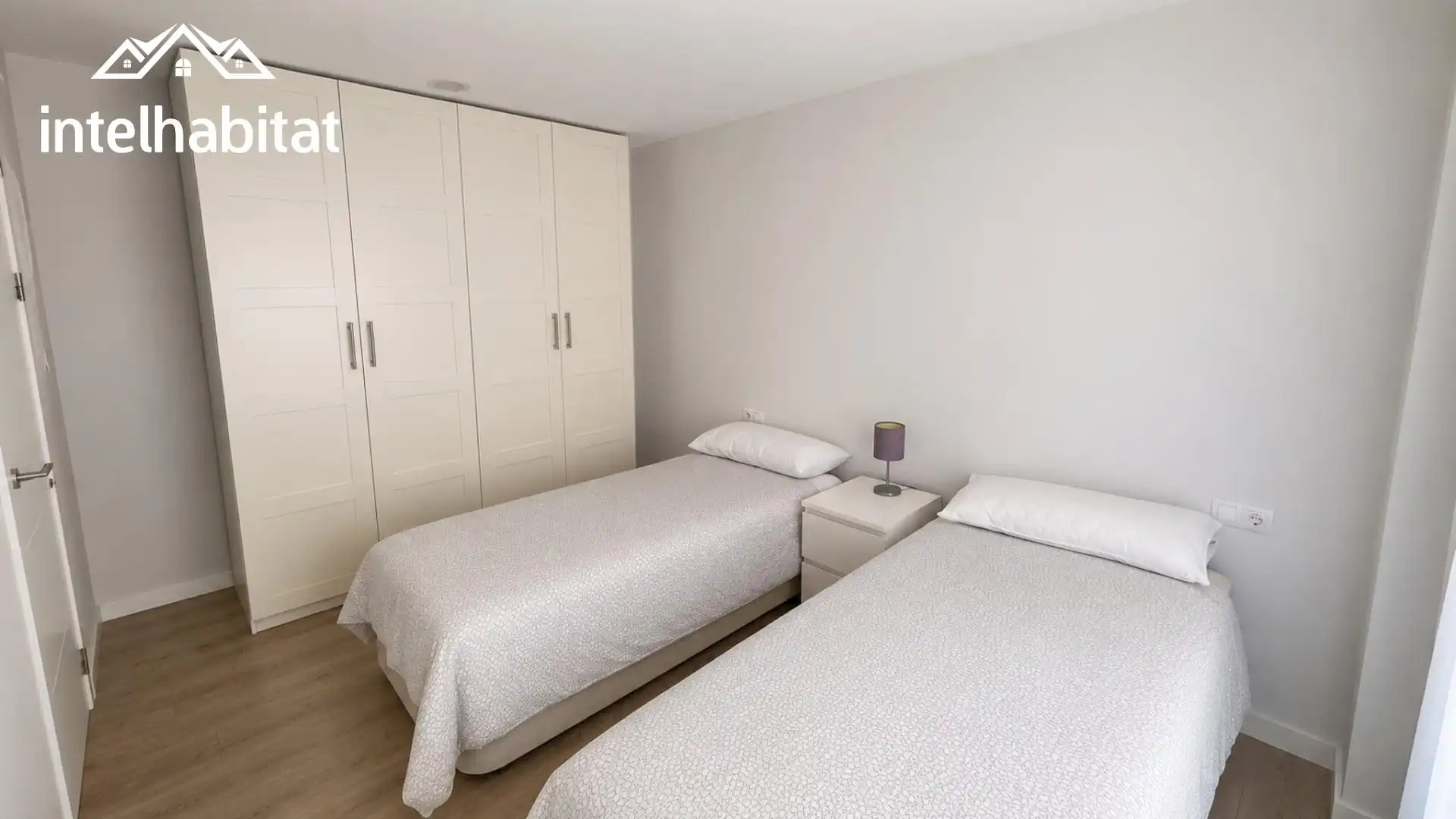 Schlafzimmer von Dachboden zur Miete in Valencia mit Klimaanlage, Terrasse und Abstellraum