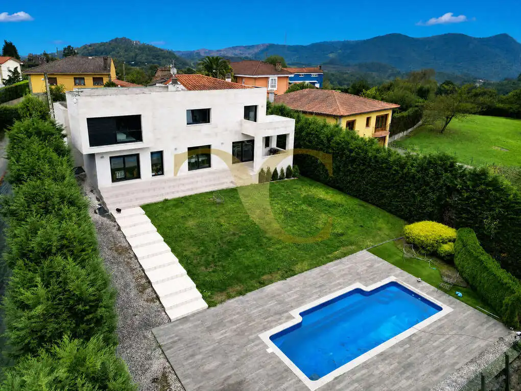 Vista exterior de Casa o xalet en venda en Oviedo  amb Calefacció, Jardí privat i Terrassa