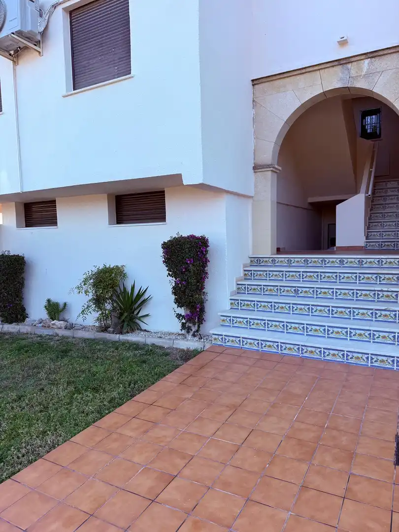 Vista exterior de Àtic en venda en Orihuela amb Aire condicionat, Calefacció i Terrassa