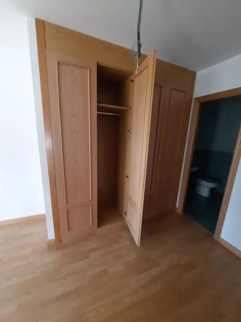 Schlafzimmer von Einfamilien-Reihenhaus zum Verkauf in Lillo mit Heizung und Möbliert