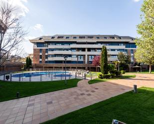 Vista exterior de Dúplex en venda en Majadahonda amb Aire condicionat, Calefacció i Terrassa