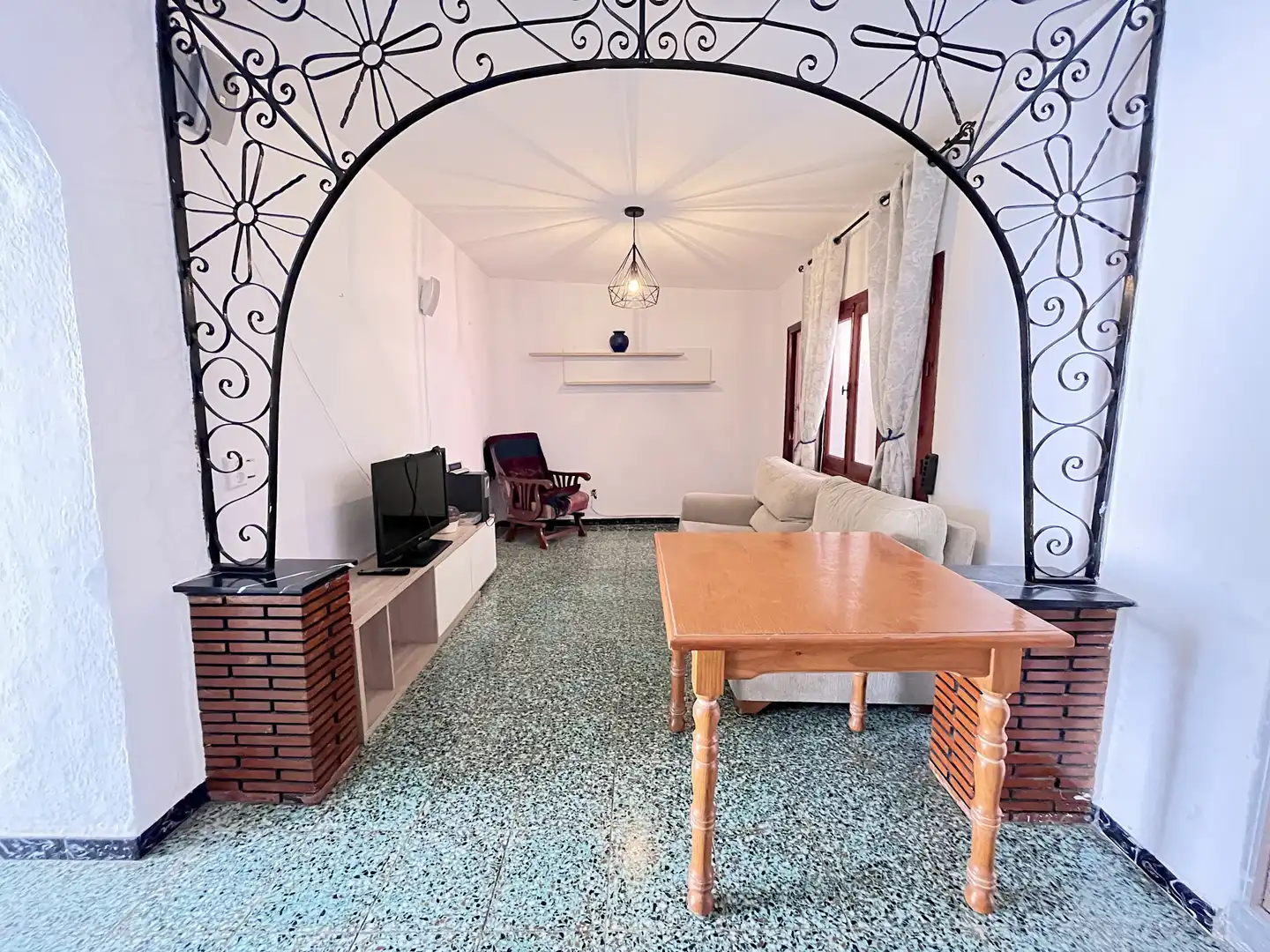 Sala d'estar de Casa adosada en venda en Mijas amb Jardí privat, Terrassa i Moblat