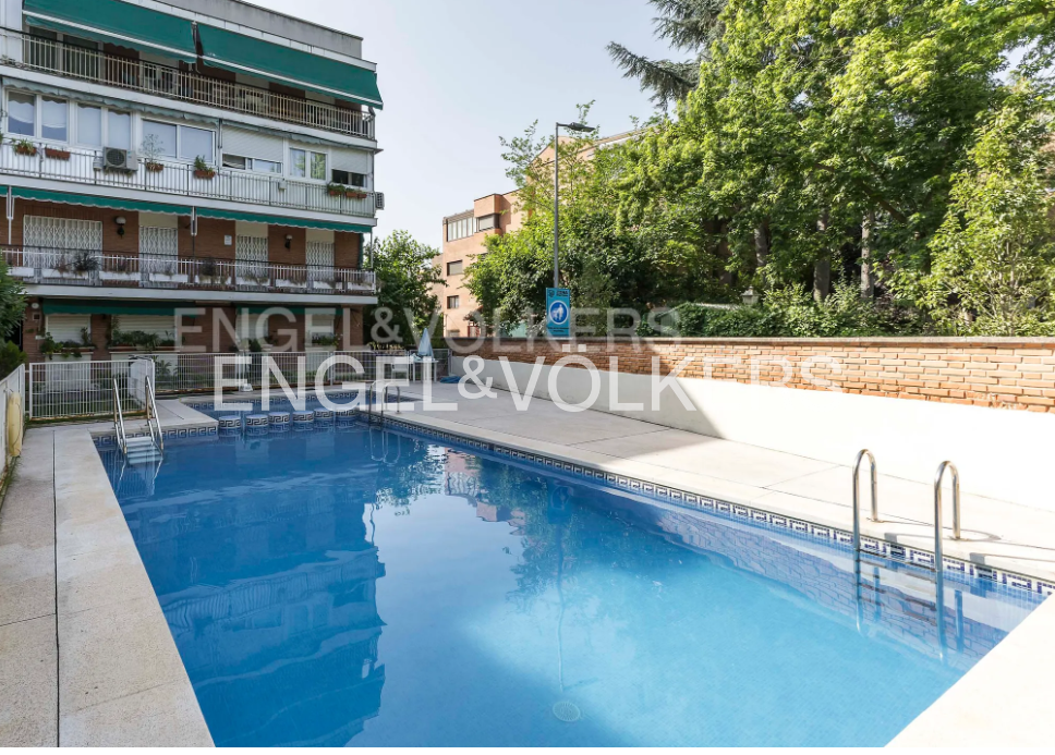 Swimming pool of Apartment to rent in  Madrid Capital  with Air Conditioner, Heating and Private garden