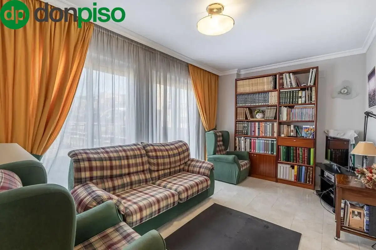 Sala de estar de Casa adosada en venta en Granada con Calefacción, Jardín privado y Terraza
