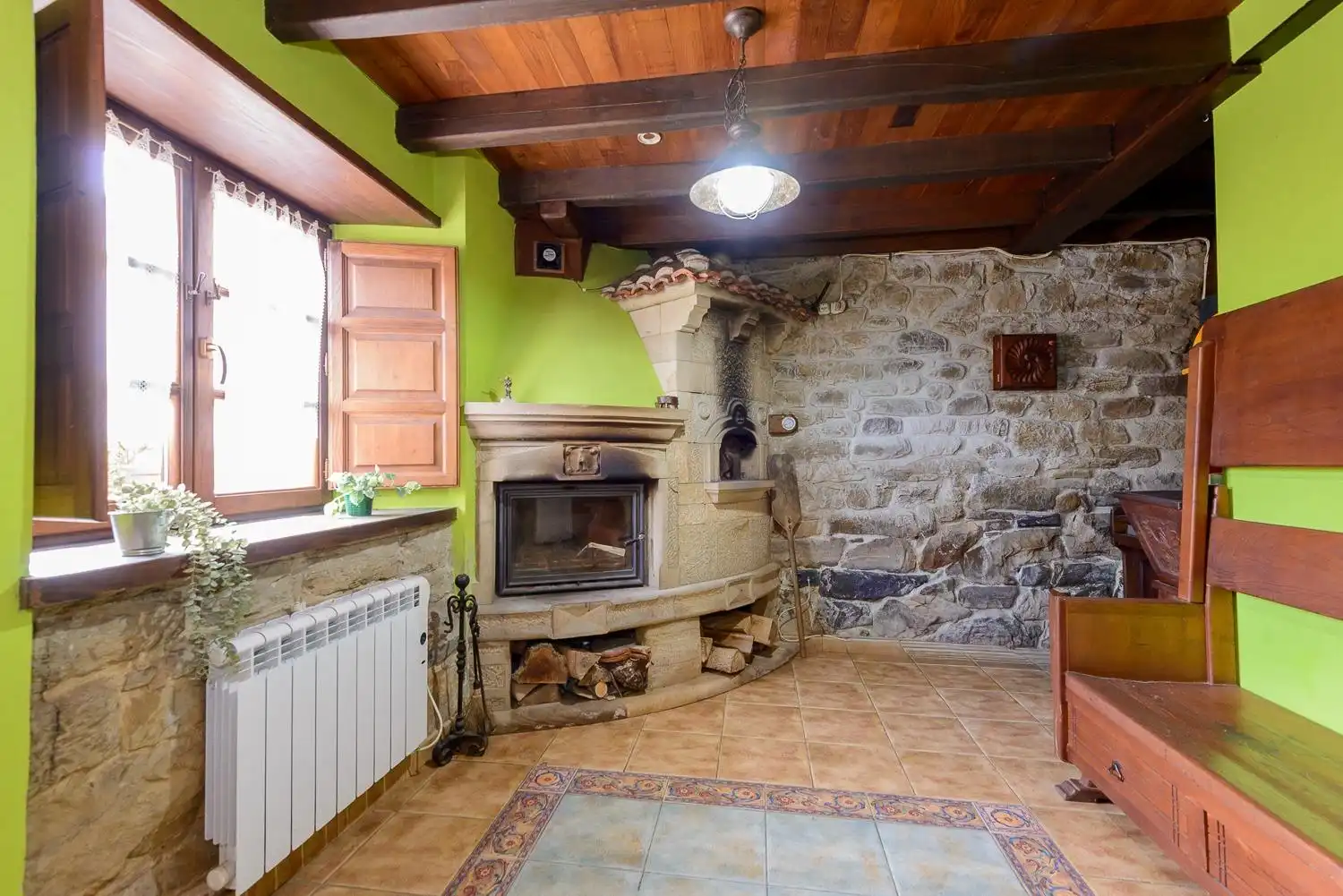 Sala d'estar de Casa o xalet en venda en Caso amb Calefacció i Moblat