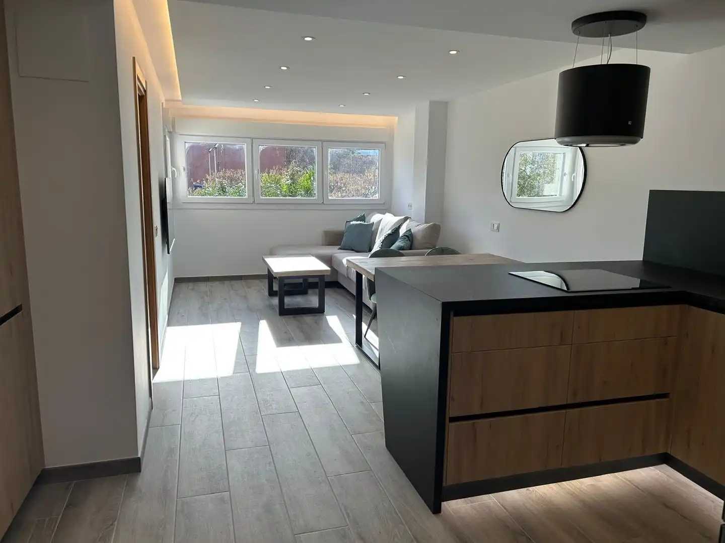 Sala de estar de Apartamento de alquiler en Estepona con Aire acondicionado, Jardín privado y Trastero