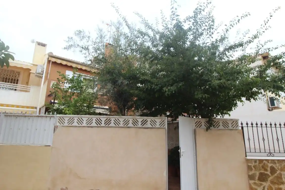 Jardí de Casa adosada en venda en Torrevieja amb Jardí privat, Terrassa i Moblat