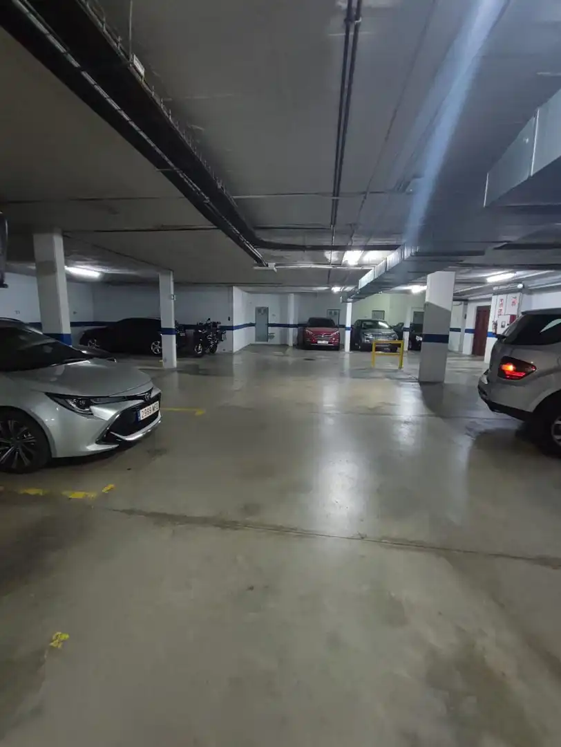 Parking de Piso de alquiler en Sevilla con Aire acondicionado, Calefacción y Horno