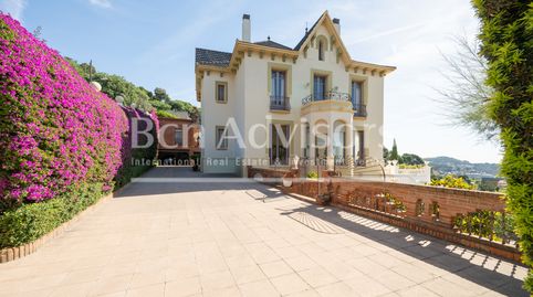 Espectacular villa modernista catalogada con vistas panorámicas en La Bonanova.