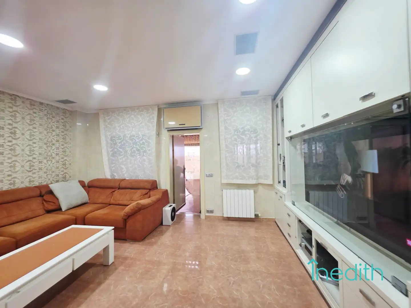 Wohnzimmer von Einfamilien-Reihenhaus zum Verkauf in Viladecans mit Klimaanlage, Heizung und Terrasse