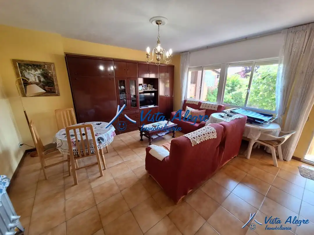 Sala d'estar de Casa adosada en venda en Anguciana amb Calefacció, Jardí privat i Traster