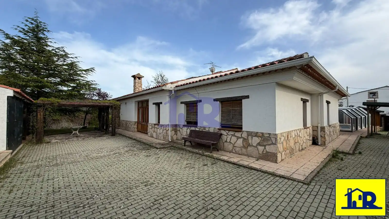 Vista exterior de Casa o xalet en venda en Villalba de la Sierra amb Calefacció, Traster i Piscina