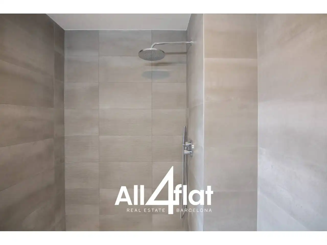 Badezimmer von Wohnung zur Miete in Barcelona mit Klimaanlage, Heizung und Parkett