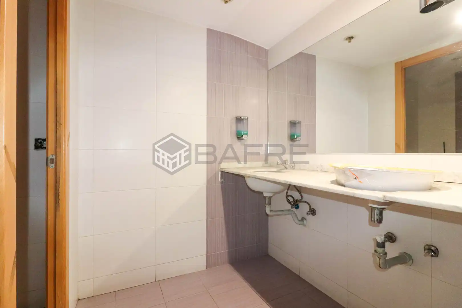Bathroom of Commercial properties for rent in Madrid