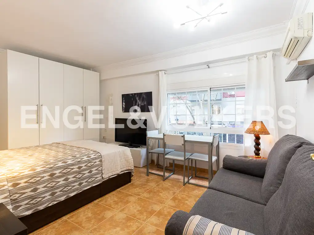 Bedroom of Flat for rent in Valencia  with Air Conditioner, Heating and Terrace