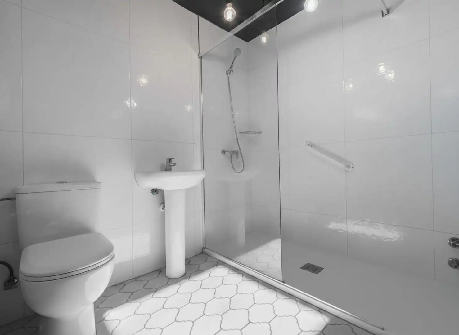 Bathroom of Flat for sale in Oviedo   with Heating, Terrace and Storage room