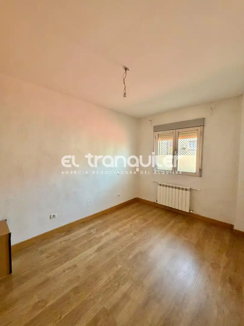 Bedroom of Flat for rent in Madrid  with Washing machine