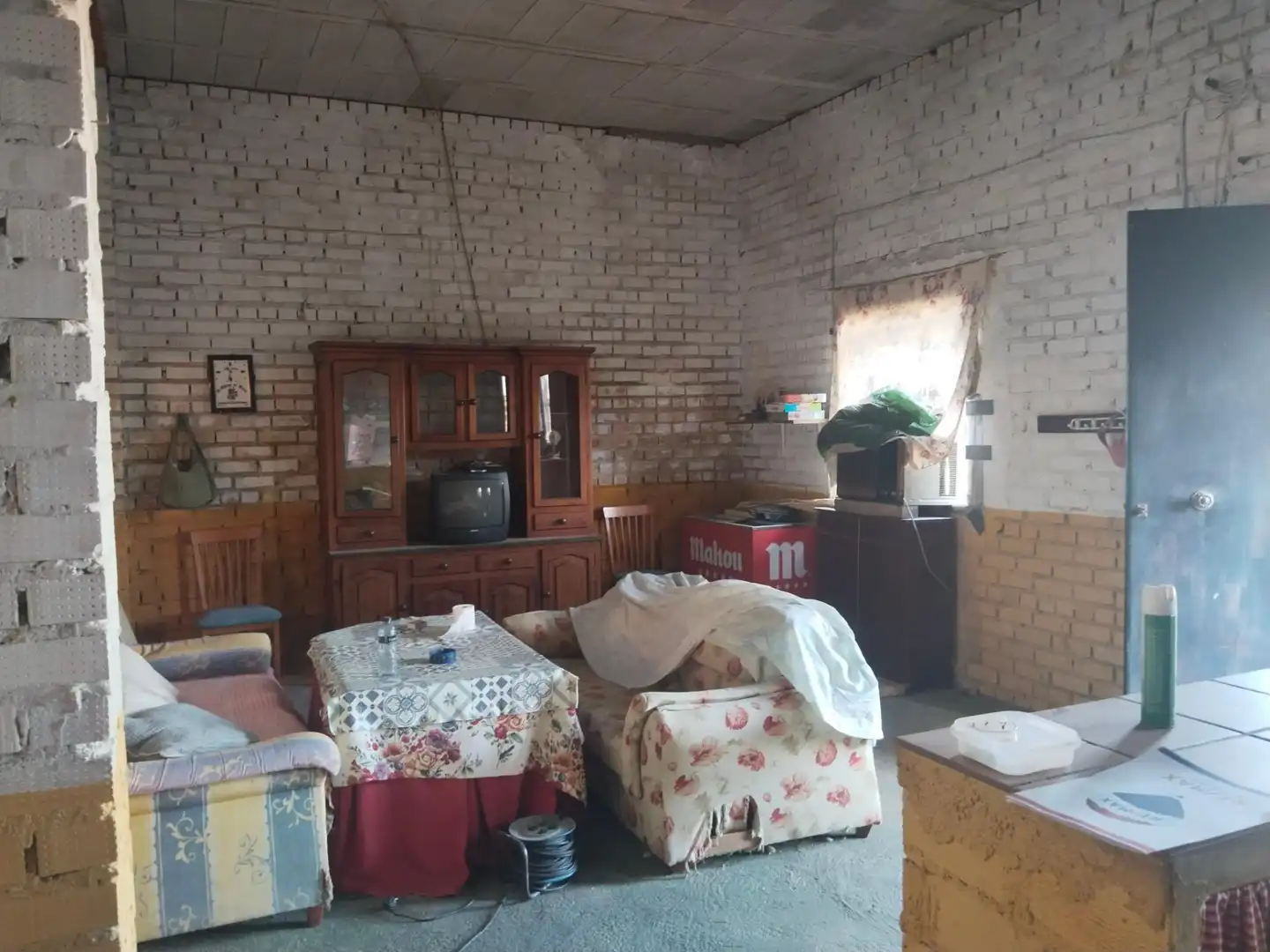 Sala d'estar de Finca rústica en venda en Gerena amb Jardí privat, Traster i Piscina