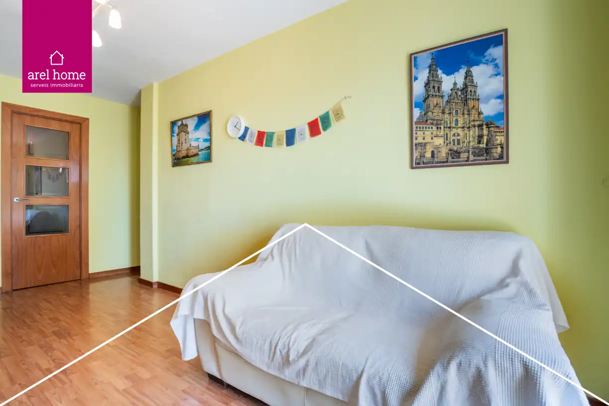 Living room of Flat for sale in L'Hospitalet de Llobregat  with Parquet flooring and Balcony